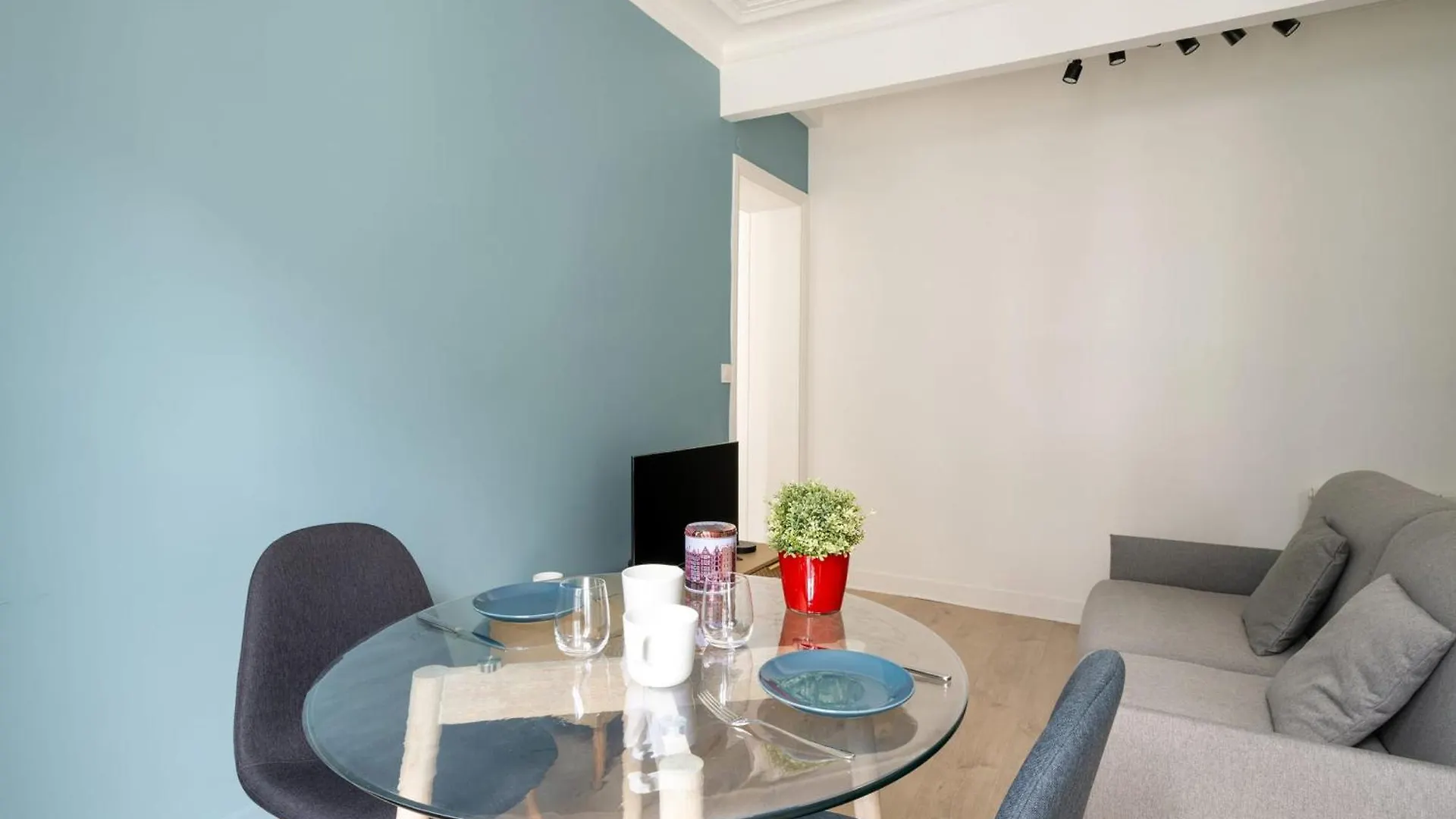 Charming Apartment For 2 In The Heart Of Paris - Welkeys 0*,  France