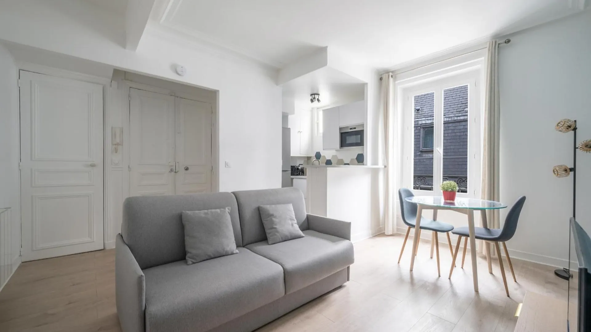 Charming Apartment For 2 In The Heart Of Paris - Welkeys France